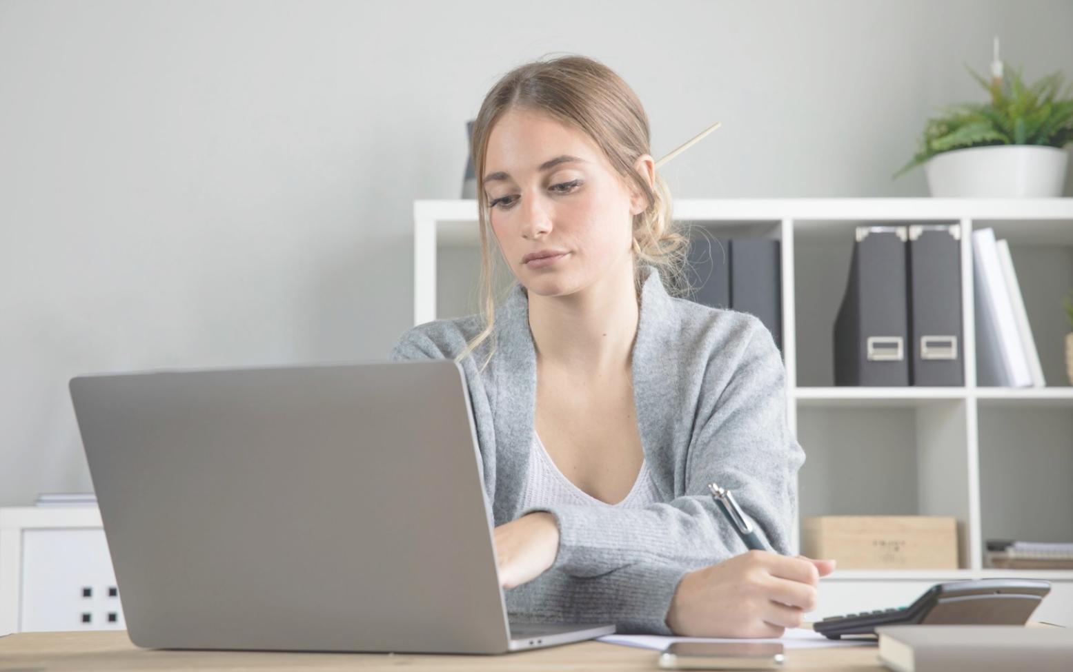Análisis de datos financieros y métricas presupuestarias en pantalla de ordenador