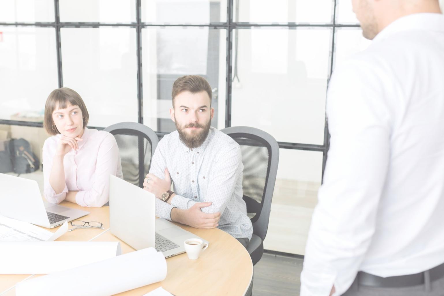 Equipo de trabajo analizando resultados presupuestarios en sesión colaborativa